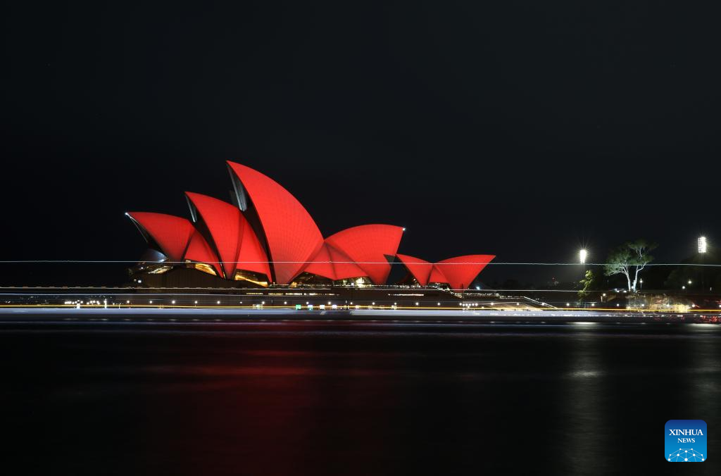 Ópera de Sydney se ilumina de vermelho para celebrar o próximo Ano Novo Chinês