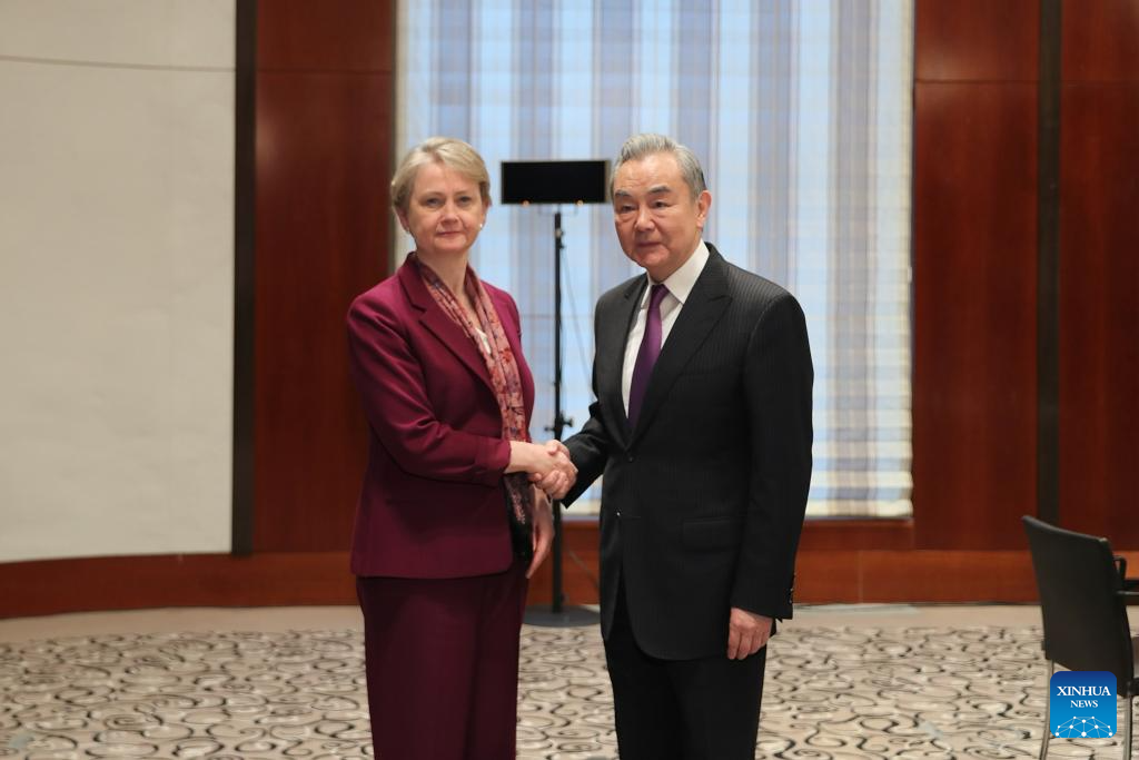 Chanceler chinês convoca China e Reino Unido para explorarem mais potencial de cooperação
