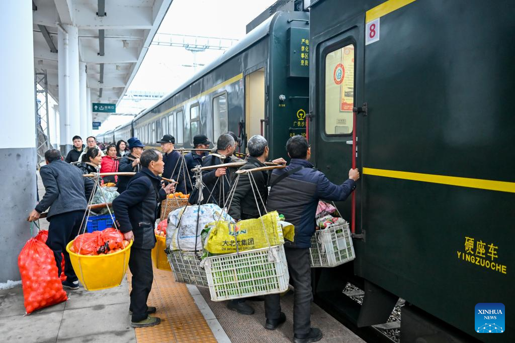 Serviço de trem lento ajuda moradores a viajar e se deslocar entre Hunan, Guizhou e Chongqing