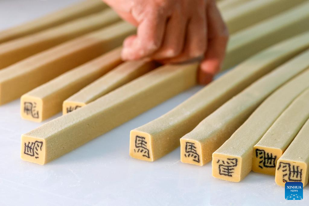 Doces com o caractere chinês "cavalo" fazem sucesso às vésperas da Festa da Primavera