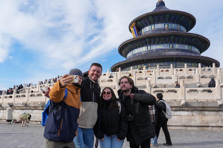 Turistas mexicanos e seu guia turístico (1º à esquerda) posam para fotos no Parque Tiantan (Templo do Céu) em Beijing, capital da China, em 7 de janeiro de 2026. (Xinhua/Ju Huanzong)