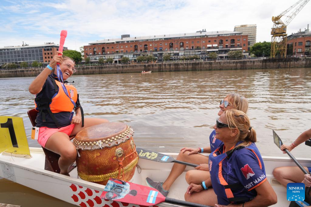 Moradores participam de corrida de barcos-dragão para celebrar o Ano Novo Chinês em Buenos Aires