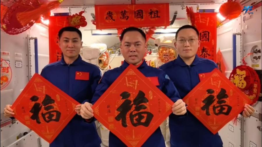 (Multimídia) Astronautas chineses comemoram colheita de tomates espaciais para Festa da Primavera