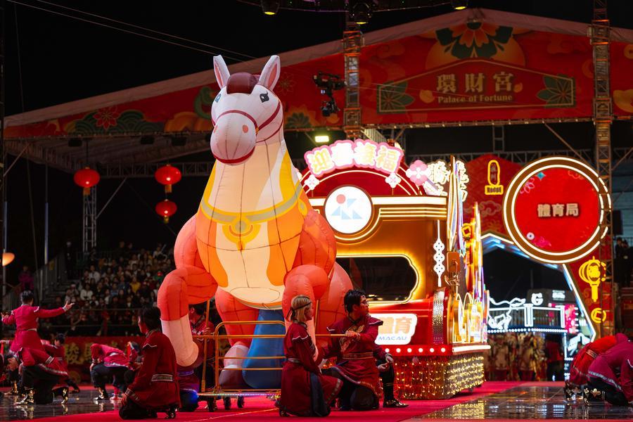 Foto mostra um carro alegórico durante um desfile em celebração ao Ano Novo Chinês em Macau, sul da China, em 19 de fevereiro de 2026. (Xinhua/Cheong Kam Ka)
