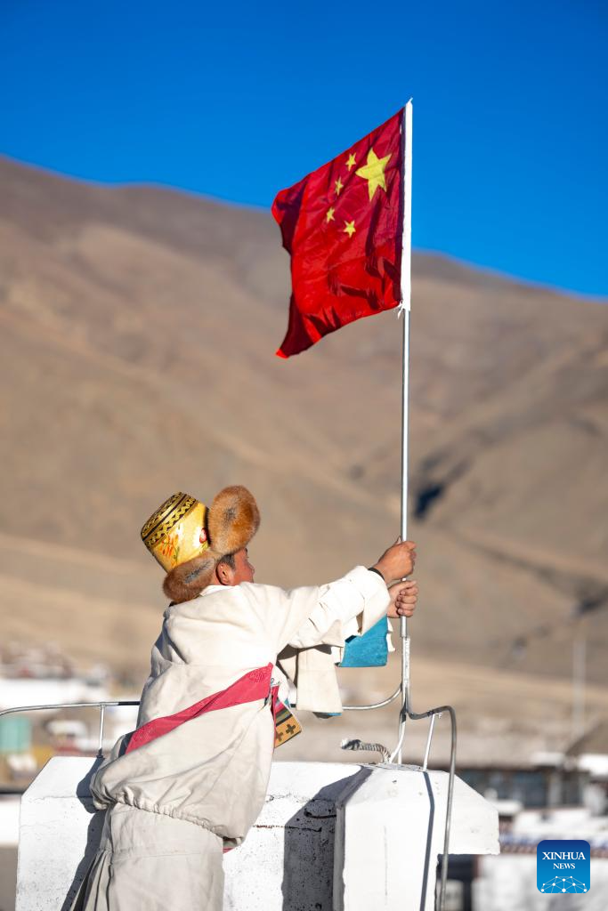 Moradores celebram primeira Festa da Primavera e Ano Novo Tibetano em novas casas após terremoto no Distrito de Dingri, em Xizang