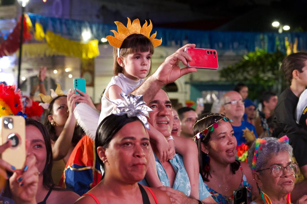 Espectadores assistem ao desfile de carnaval em Recife, Brasil, em 16 de fevereiro. (Xinhua/Zhou Yongsui)