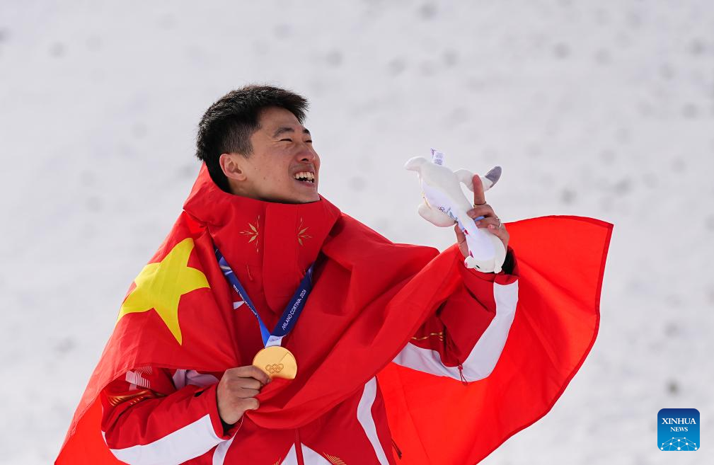 Chinês Wang Xindi conquista ouro no aerials do esqui estilo livre em Milão-Cortina