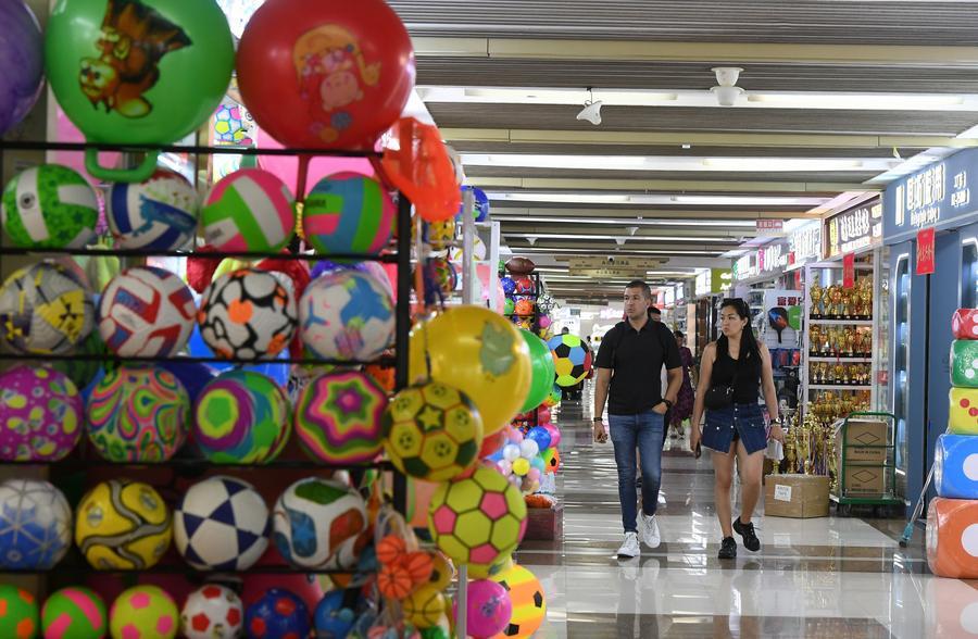 (Multimídia) Centro atacadista de commodities da China se prepara para euforia da Copa do Mundo