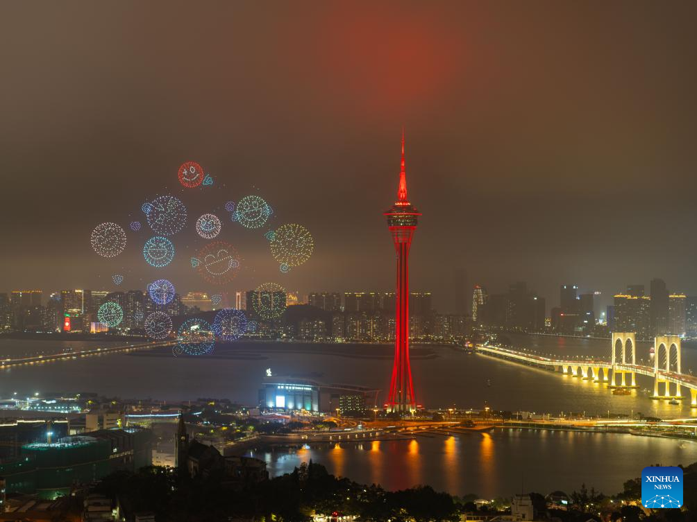 Espetáculo de drones e fogo de artifício do Ano Novo Chinês ilumina a noite de Macau