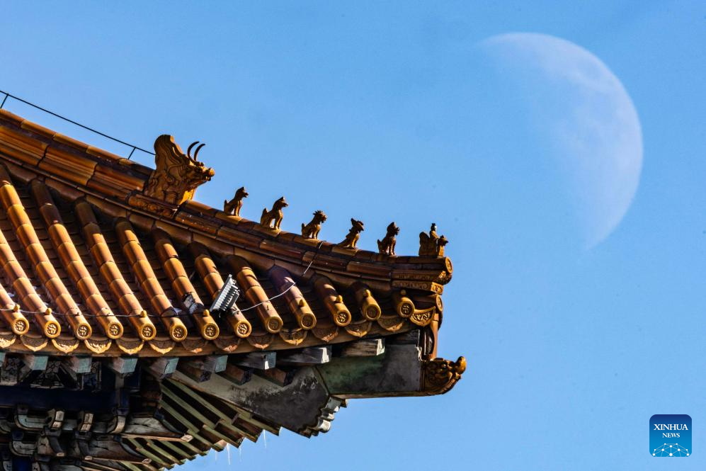 Imagens mostram lua quarto crescente em sua plenitude