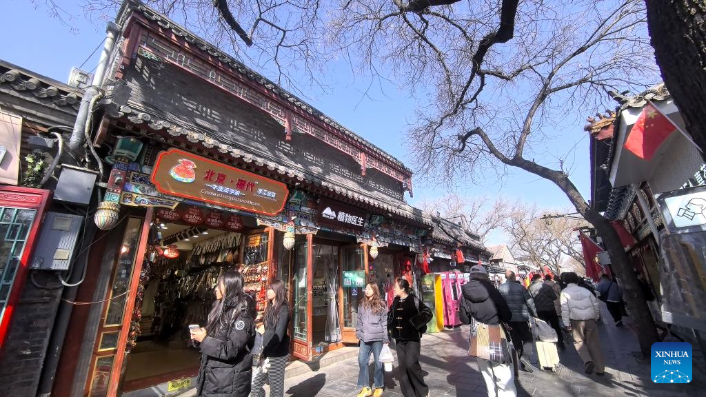 Turistas visitam Beco Nanluoguxiang em Beijing