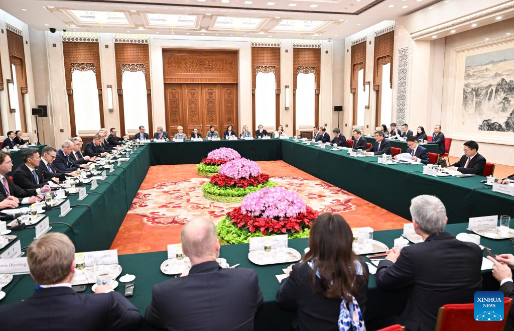 Vice-premiê chinês dá boas-vindas a empresas alemãs para continuarem investindo na China