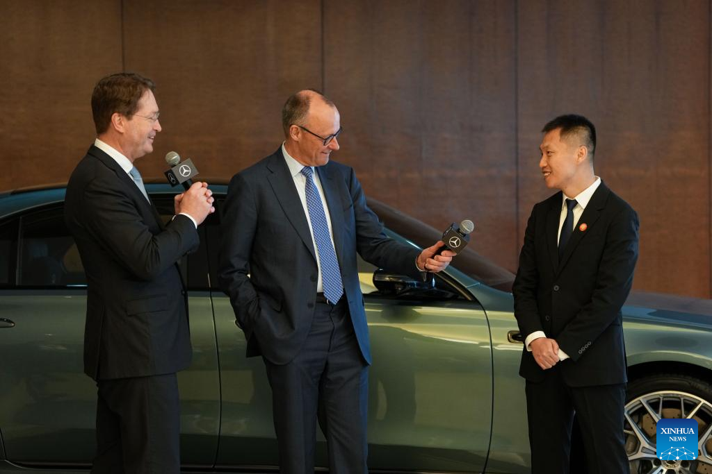 Chanceler alemão Merz promove cooperação durante visitas a empresas chinesas