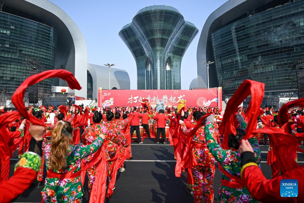 Gala de Shehuo atrai público com arte folclórica tradicional em Urumqi
