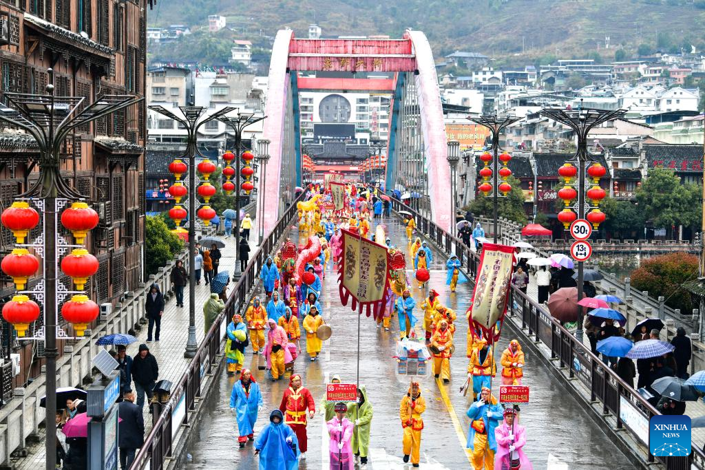 Moradores celebram "Festival Maolong" do grupo étnico Yilao com dança do dragão em Guizhou, no sudoeste da China