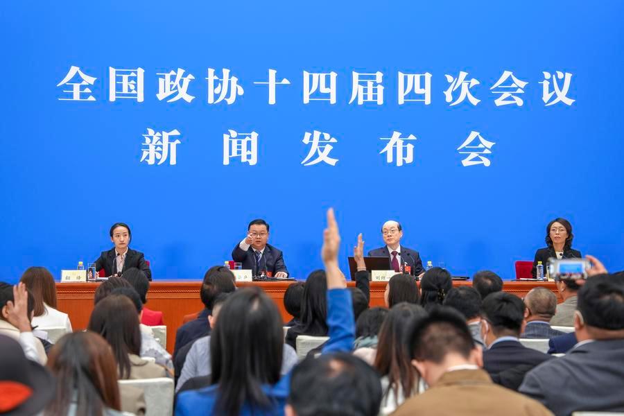 Jornalistas levantam a mão para fazer perguntas em uma coletiva de imprensa da quarta sessão do 14º Comitê Nacional da Conferência Consultiva Política do Povo Chinês (CCPPC) no Grande Palácio do Povo em Beijing, capital da China, em 3 de março de 2026. (Xinhua/Wang Xi)