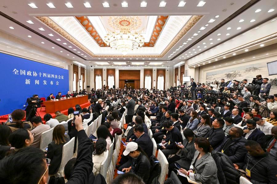 Liu Jieyi, porta-voz da quarta sessão do 14º Comitê Nacional da Conferência Consultiva Política do Povo Chinês (CCPPC), participa de uma coletiva de imprensa no Grande Palácio do Povo em Beijing, capital da China, em 3 de março de 2026. (Xinhua/Cao Yiming)
