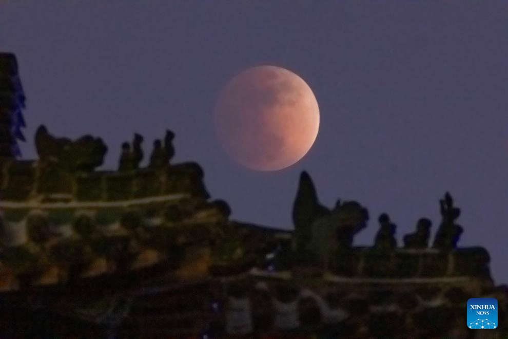 Veja imagens do eclipse lunar total pela China