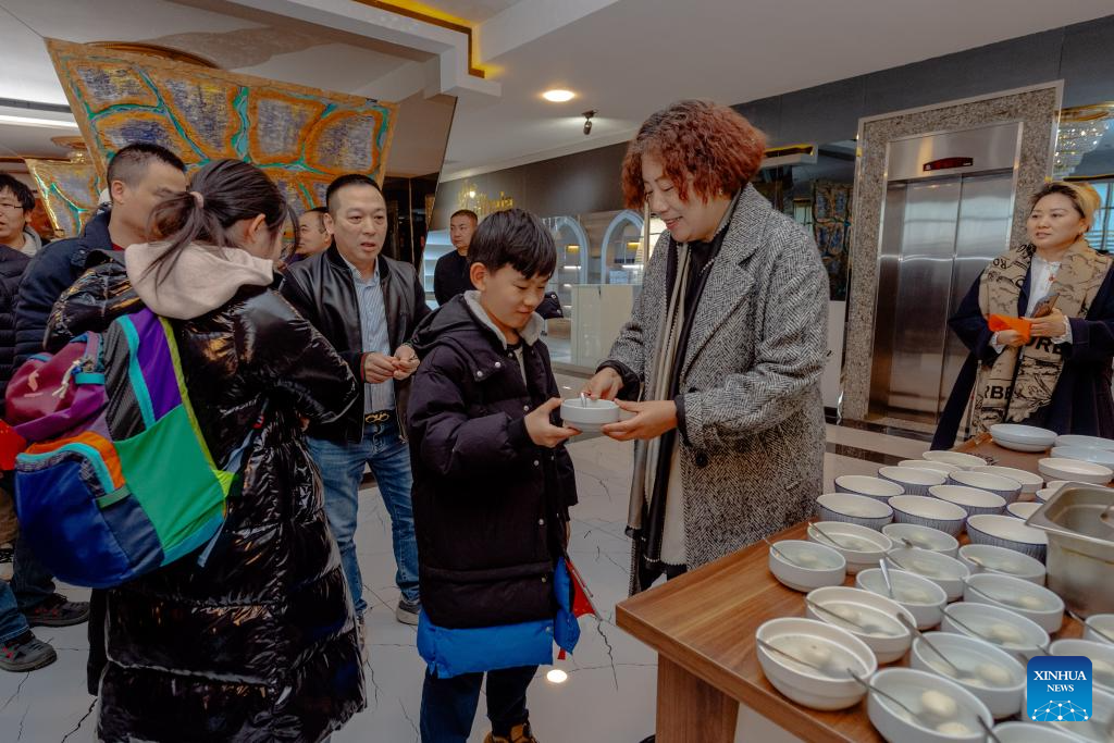 Destaque: Um gostinho de casa para chineses evacuados do Irã no Azerbaijão