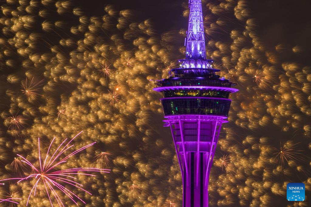 Espetáculo de drones e fogo de artifício ilumina baía em frente à Torre de Macau