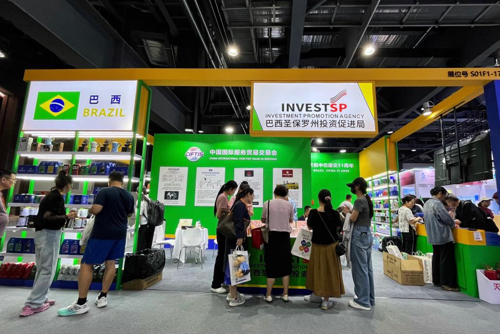 Pessoas visitam o estande da Agência Paulista de Promoção de Investimentos durante a Feira Internacional de Comércio de Serviços da China 2025, em 12 de setembro de 2025, em Beijing, capital da China. (Xinhua/Liu Long)
