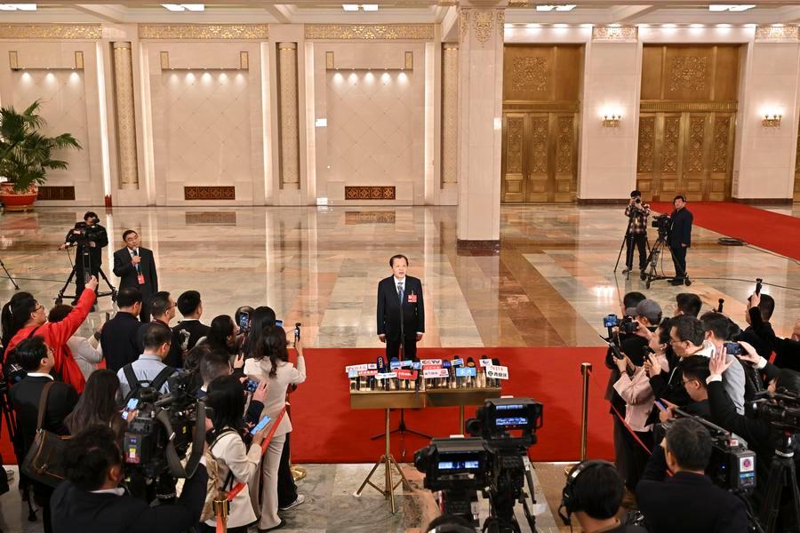 (Multimídia) China promoverá transporte inteligente e ecológico em 2026-2030, diz autoridade