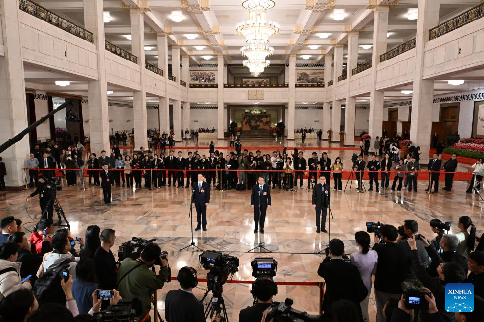 Membros da CCPPC concedem entrevista em grupo antes da reunião de encerramento da sessão anual