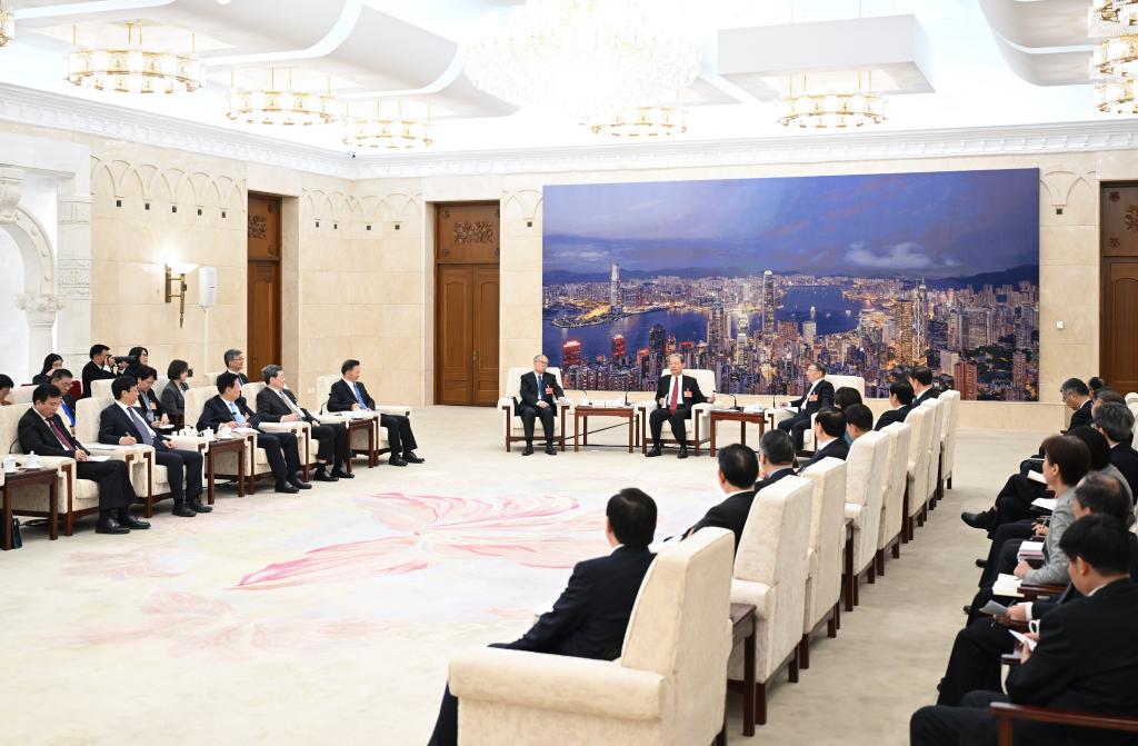 Principal legislador da China elogia jornalistas pela cobertura da sessão anual da APN