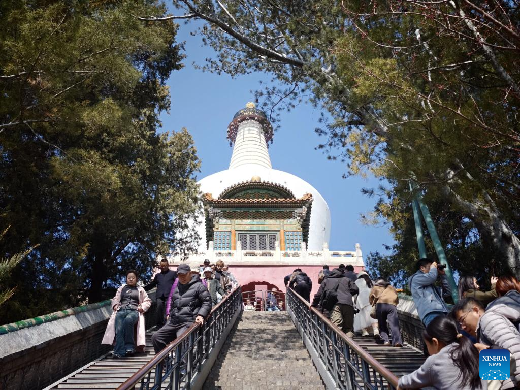 Primavera chega e embeleza a paisagem do Parque Beihai, em Beijing