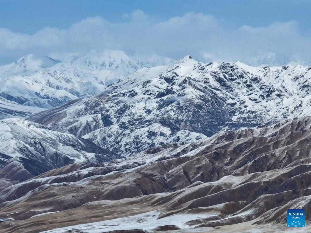 Neve cobre paisagem de montanhas em Qinghai