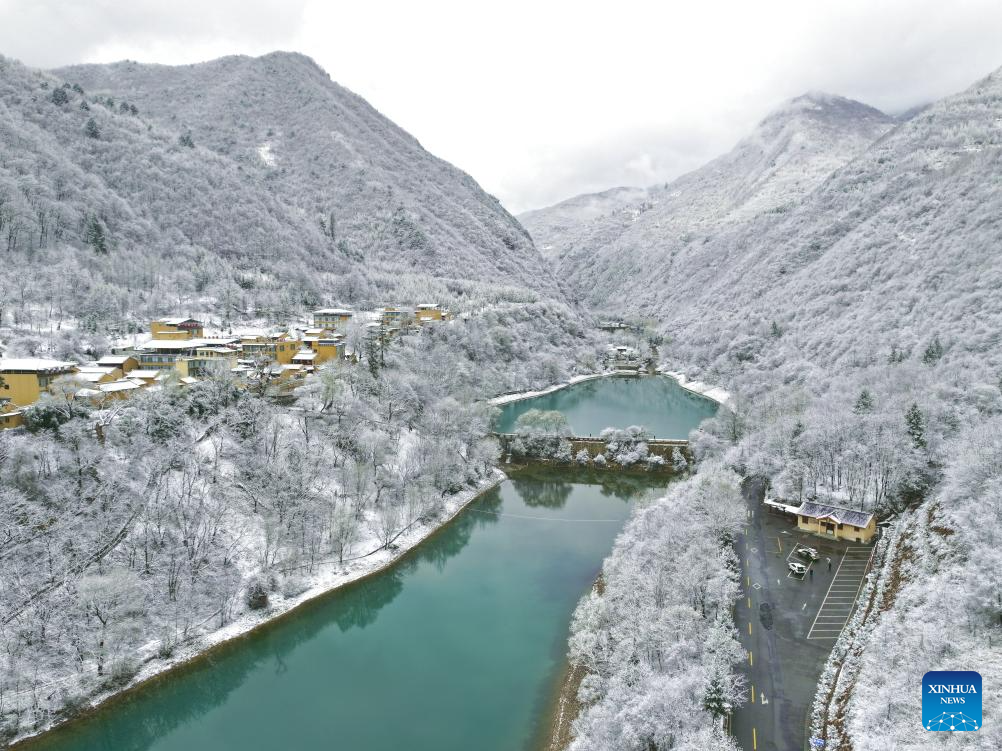 Neve embeleza a paisagem na área cênica de Guan'egou em Gansu, no noroeste da China