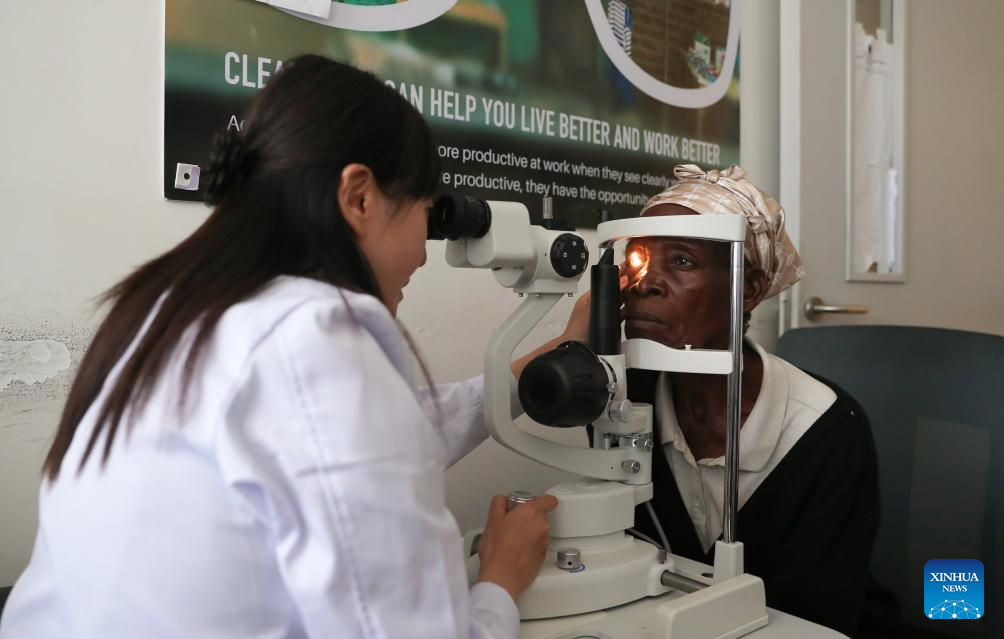 Médicos chineses prestam serviço médico em Lusaka, na Zâmbia