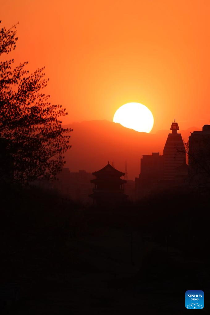 Fotógrafo faz belo registro do pôr do sol no Parque das Ruínas da Muralha da Cidade da Dinastia Ming em Beijing