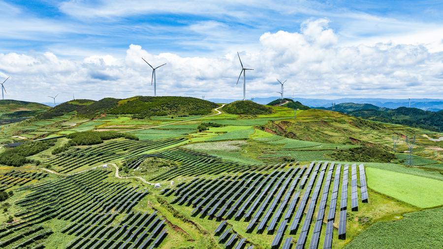 Foto aérea por drone de 3 de julho de 2025 mostra a usina de eletricidade fotovoltaica Xianshuiwo no distrito autônomo das etnias Yi, Hui e Miao de Weining, na Província de Guizhou, sudoeste da China. (Xinhua/Tao Liang)