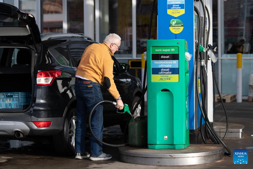Destaque: Alemães vão à Polônia em busca de combustível mais barato em meio às tensões no Oriente Médio