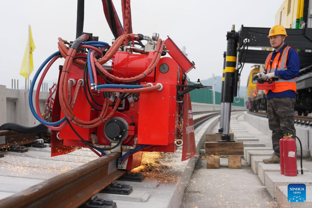 Dispositivo inteligente de soldagem estreia em local de construção ferroviário em Zhejiang, no leste da China