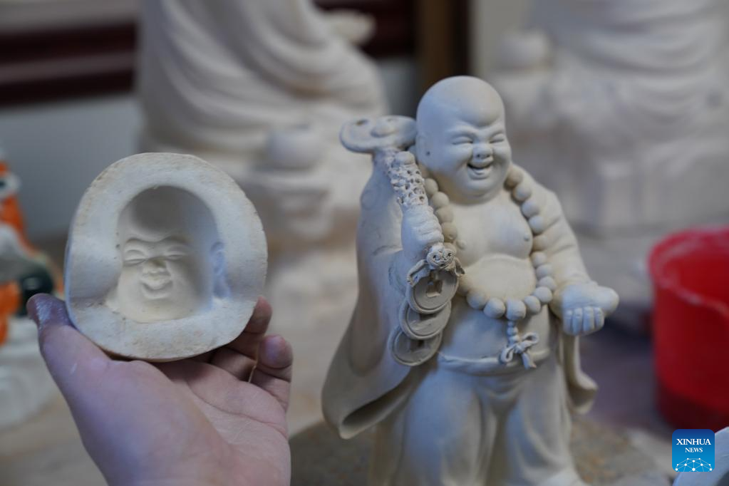 Zeng Rui, descendente do criador do "Buda Silencioso", reinterpreta a secular arte da porcelana