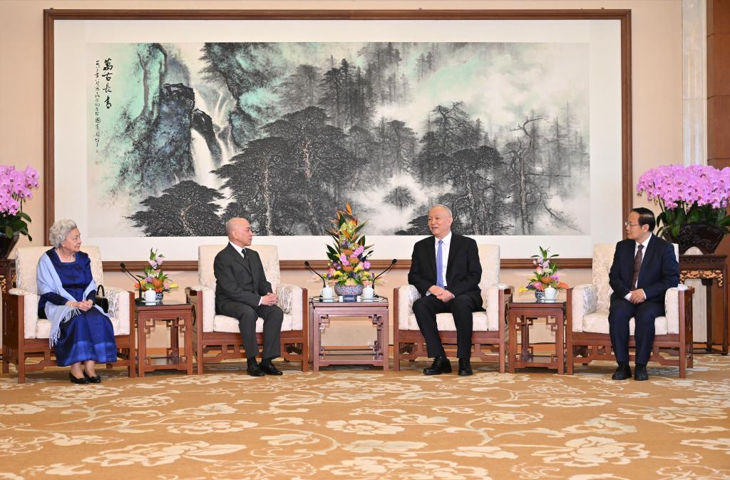 Alto funcionário do PCCh reúne-se com rei e rainha-mãe do Camboja