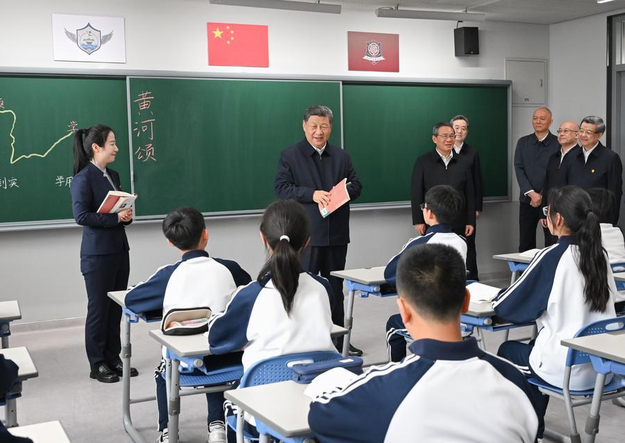 O presidente chinês, Xi Jinping, também secretário-geral do Comitê Central do Partido Comunista da China e presidente da Comissão Militar Central, visita o campus Xiong'an da Escola Secundária nº 4 de Beijing, na Nova Área de Xiong'an, Província de Hebei, norte da China, em 23 de março de 2026. (Xinhua/Xie Huanchi)
