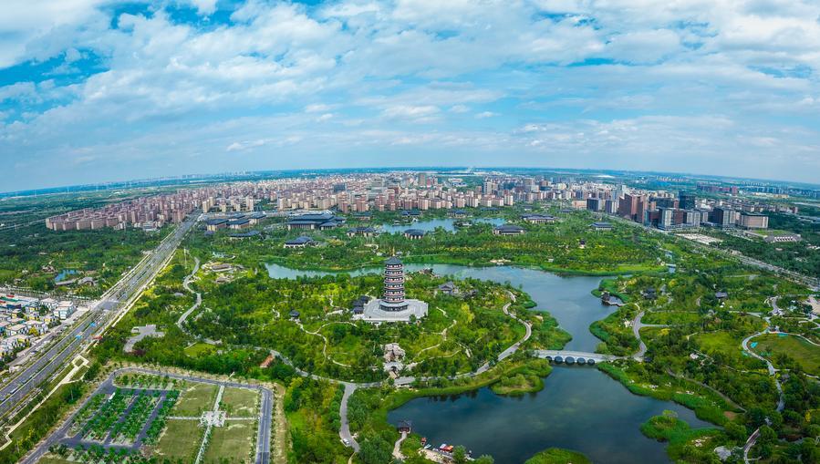 Foto aérea de drone tirada em 16 de junho de 2025 mostra uma vista do Parque Yuerong na Nova Área de Xiong'an, na Província de Hebei, norte da China, em 23 de março de 2026. (Xinhua)
