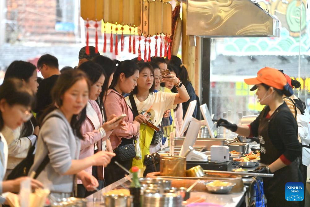 Prato tradicional de macarrão de arroz ganha popularidade em Liuzhou, Guangxi, no sul da China