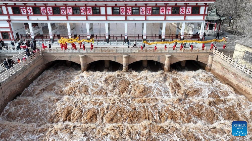 Comporta é aberta para desviar água do Rio Amarelo para irrigação em Qingtongxia, em Ningxia