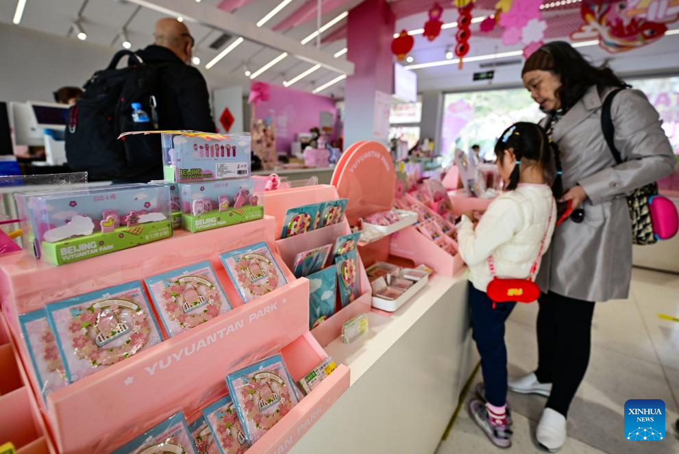 Feiras temáticas de primavera e produtos culturais movimentam a economia em Beijing