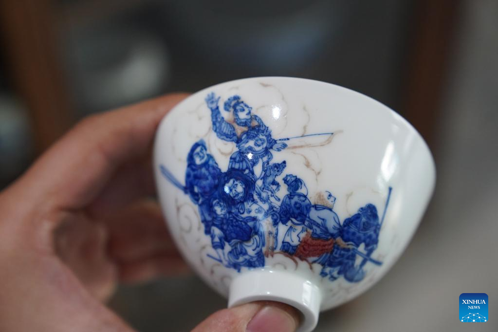 Jovem casal Cao Lang e Hu Yunyue persegue sonhos artísticos na pintura em porcelana em Jingdezhen, "capital da porcelana" da China