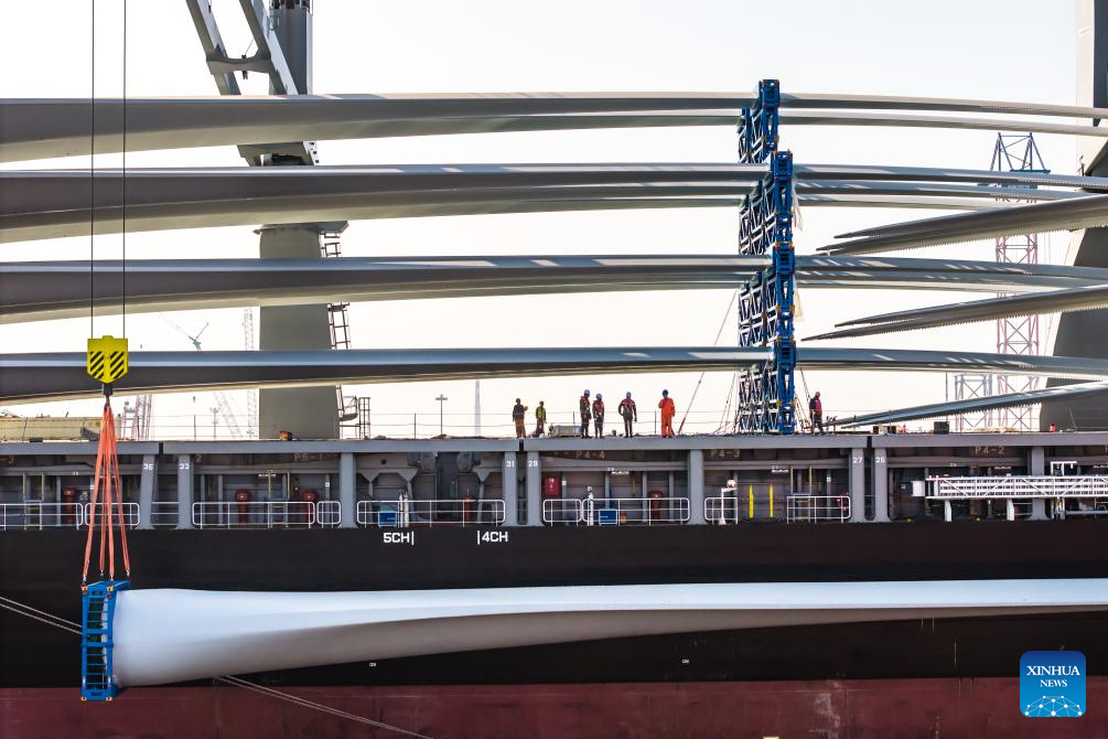 Equipamentos eólicos de fabricação chinesa são exportados para a Áustria a partir da Província de Shandong, no leste da China