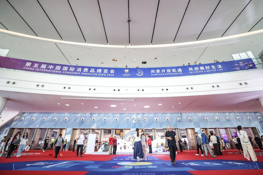 (Multimídia) Expositores globais atraídos pela 6ª Exposição Internacional de Produtos de Consumo da China