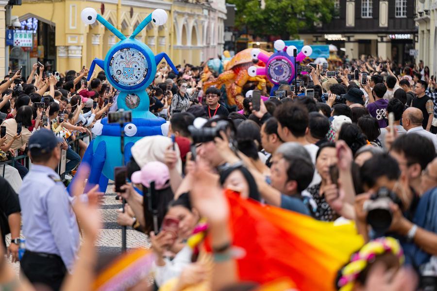 Pessoas participam do Desfile Internacional de Macau 2026 em Macau, no sul da China, em 29 de março de 2026. (Xinhua/Cheong Kam Ka)