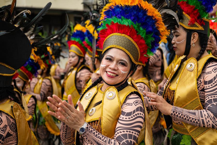 Pessoas participam do Desfile Internacional de Macau 2026 em Macau, no sul da China, em 29 de março de 2026. (Xinhua/Cheong Kam Ka)