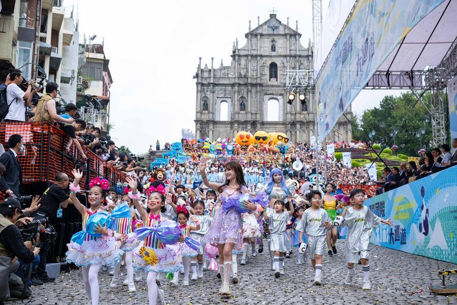 Pessoas participam do Desfile Internacional de Macau 2026 em Macau, no sul da China, em 29 de março de 2026. (Xinhua/Cheong Kam Ka)