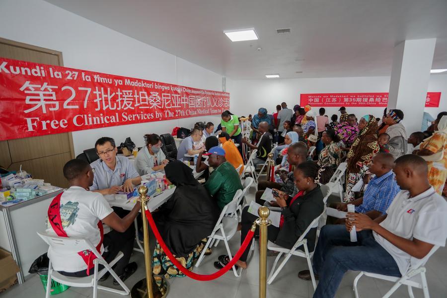 Equipes médicas chinesas levam cura e esperança a mais de 1.000 pacientes em Dar es Salã, Tanzânia
